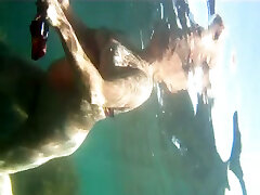 clip sous-marin incroyable avec moi et ma femme frappant dans une piscine