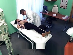 un faux patient tatoué à l'hôpital guéri avec une bite dure