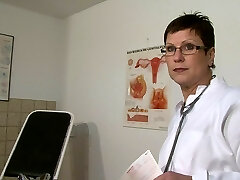 परिपक्व यूरोपीय डॉक्टर उसे पुराने योनी अस्पताल में