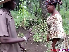 certains où en afrique, la femme au foyer yoruba bbw surprise en train de baiser par le tapeur de vin de palme du village sur le chemin du marché, il l'a convaincue à cause de son vin de palme et l'a baisée brutalement sur le bord de la route. ( partie 1) vidéo complète sur ️ xvideo rouge (patricia 9ja) 12 min