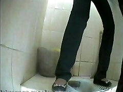 Voyeur dans les toilettes 081025