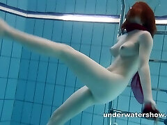 سر سرخ, تراشیده, رقص برهنه کردن زیر آب