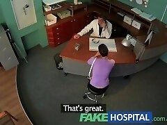 FakeHospital Médico se enfrenta sexy morena de la compañía de seguros