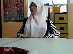 malay- cikgu bertudung ramas tetek malay- cikgu bertudung ramas tetek