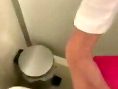 Dve jenski se maxchkat v Toilet