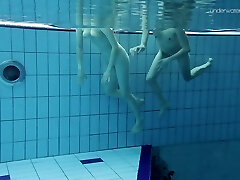 Cute teen gonzesse Anna Netrebko nage nue avec son GF