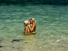 sexe sous l'eau et au bord de la plage avec deux blondes chaudes