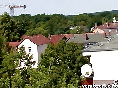 немецкая пухленькая зрелая мамаша пробует публичный секс на крыше