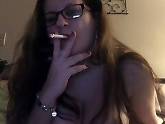 धूम्रपान गर्म औरत!! 36dd स्तन बाहर धूम्रपान और xbox खेल! बुत सिगरेट!!