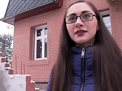 Strangers gives Aruna cash so they can have some fun together