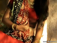 भारतीय लड़की पूरी तरह से नग्न