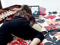 भारतीय कॉलेज लड़की एक संभोग सुख देख रहा है, जबकि उसे अपने देसी पोर्न मूवी लैपटॉप पर