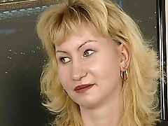 Willige Milf will den kleinen Spatz Willige Milf will den kleinen Spatz