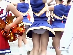 D'étonnantes Asiatique de pom-pom girl filles enregistrées sur l'appareil photo