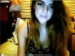 Hot chick plays a sexgame online and masturbates