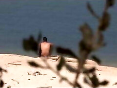 一个陌生人属于Jotade's大公鸡在裸体主义者海滩