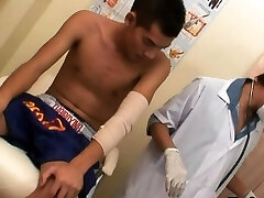 un médecin asiatique frappe un patient après un contrôle