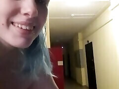 ich masturbiere im eingang, wo nachbarn mich sehen können, privater webcam-chat