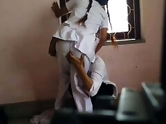 印度学校的女孩病毒视频录制的男朋友