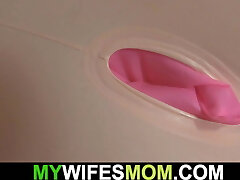 My girlfriends mom helps me jizz