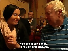 Elle se fait un vieil inconnu dans un bar Elle se fait un vieil inconnu dans un bar