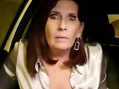Milf has a quick have fun in the car