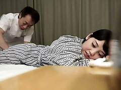 MILF Gets High-Intensity Massage from Middle-Elder Fellow with Lots of Experience in Sensitive Areas