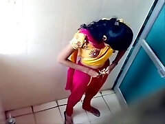 clip de cámara oculta con chicas indias orinando en un baño
