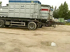 Mechanikerin zeigt was Sie hat
