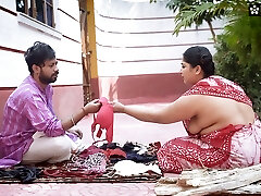 Desi Hooter-sling and G-string Salesman Bade Bade Dudhwali Gao ki Chhori Ko Brassiere ke badale Chod Diya Maje Lekar ( Hindi Audio )