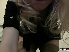 belle blonde en bas tease avec sa chatte