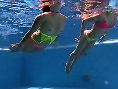 bikini de pareja bajo el agua