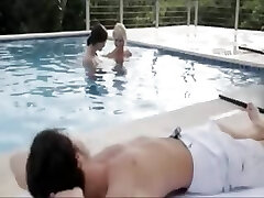 reizende threesome Sie am pool