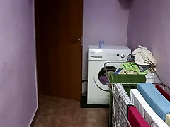 une adolescente est allée aux toilettes du dortoir pour faire pipi et se masturber