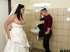 Hardcore fuckin' in the bathroom with chubby bride Sofia Lee