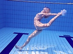 die schöne elena proklova zieht sich wieder völlig nackt im pool aus