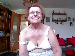 nonna in biancheria intima e calze