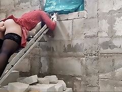 entré en un sitio de construcción cerrado y fui atrapado por un guardia de seguridad, por lo que me golpeó con fuerza y me folló