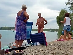 dziadek nudystów na plaży - 3
