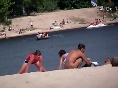 Perfekter Tag mit nackten Mädchen, die auf der hot summer beach