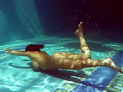 Heidi Van Ultra-kinky won't disappoint you by the poolside