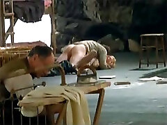 بازیگر بسیار معروف نیکول کیدمن می شود تقریبا توسط یک مرد فقیر در صحنه های فیلم