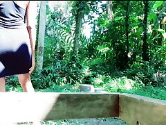 Indian Yong girl Fingering and Spraying Outdoors – very risky