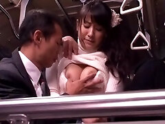 Japonais pute baisée et facialized dans un bus