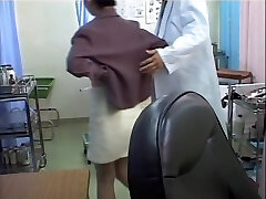 किंकी डॉक्टर dildo प्रवेश एशियाई चिकित्सा कार्यालय में