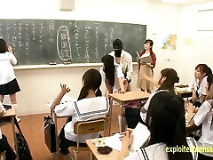 熟偶像的女学生被蒙面男子在有课