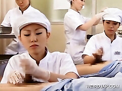 japońska pielęgniarka pracuje owłosionym penisem