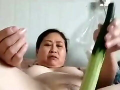 mature chubby femme chinoise avec des légumes