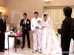 日本新娘在仪式结束后被几个男人上了床