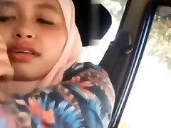 Jilbab ngentot di mobil